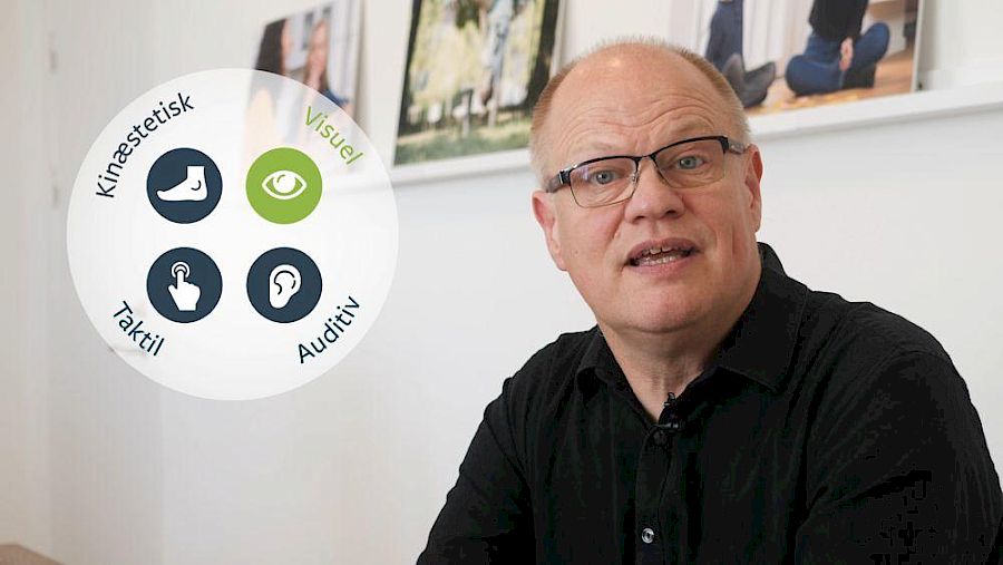 Mann forklarer de ulike læringsstilene.