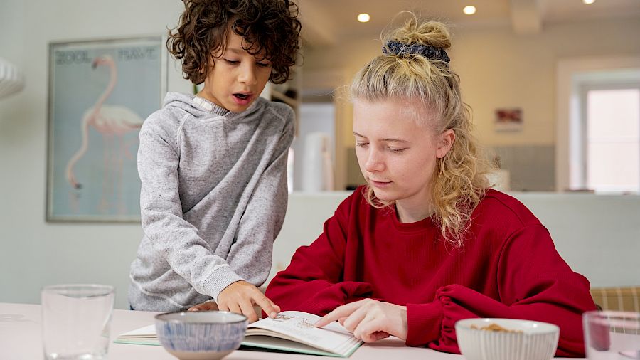 Elev og mentor leser sammen i undervisningen.