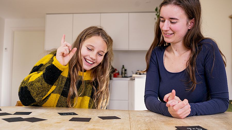 Elev øver på faget sitt med memoryspill i privatundervisningen.