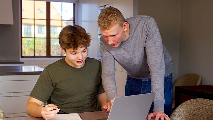 Mentor forklarer et vanskelig tema i undervisningen.