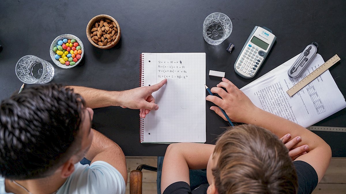 Mentor og elev &oslash;ver p&aring; matematiske formler i undervisningen.