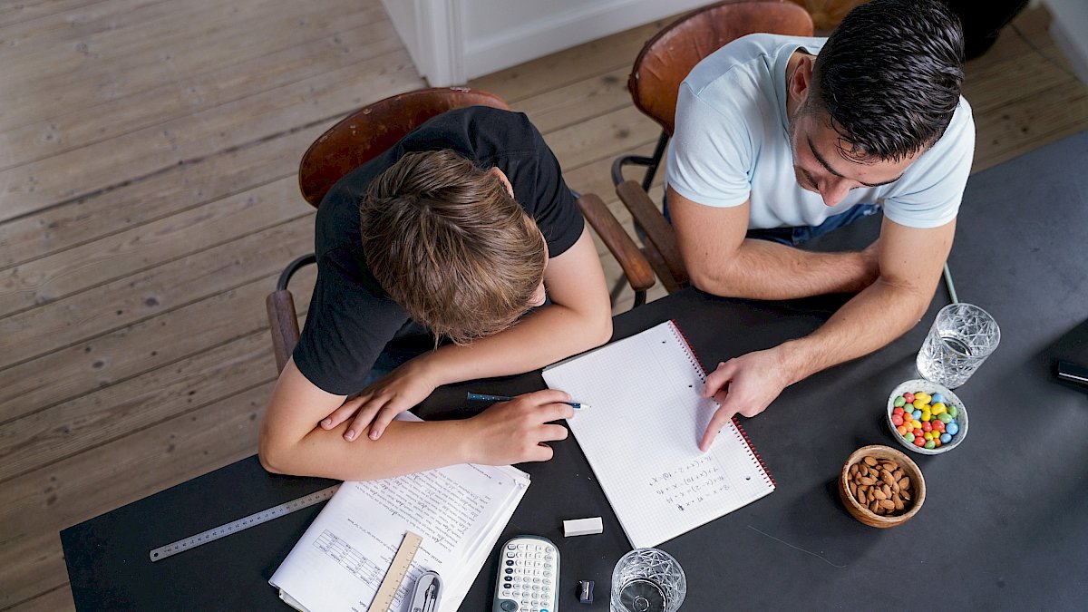 Mentor og elev snakker om vanskelige matematikkoppgaver i undervisningen.