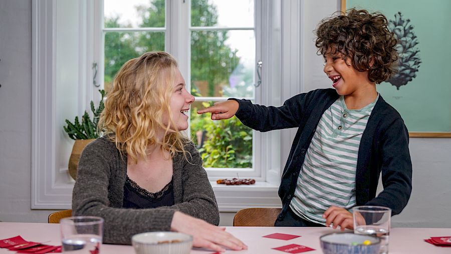 Elev ser på mentoren sin som underviser i engelsk.