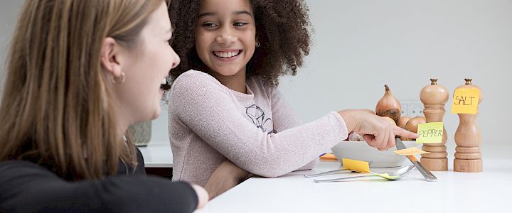 Elev og mentor øver på engelske gloser til undervisningen.