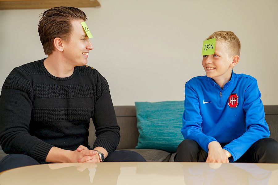 Elev og mentor gjør engelskøvelser til undervisningen.