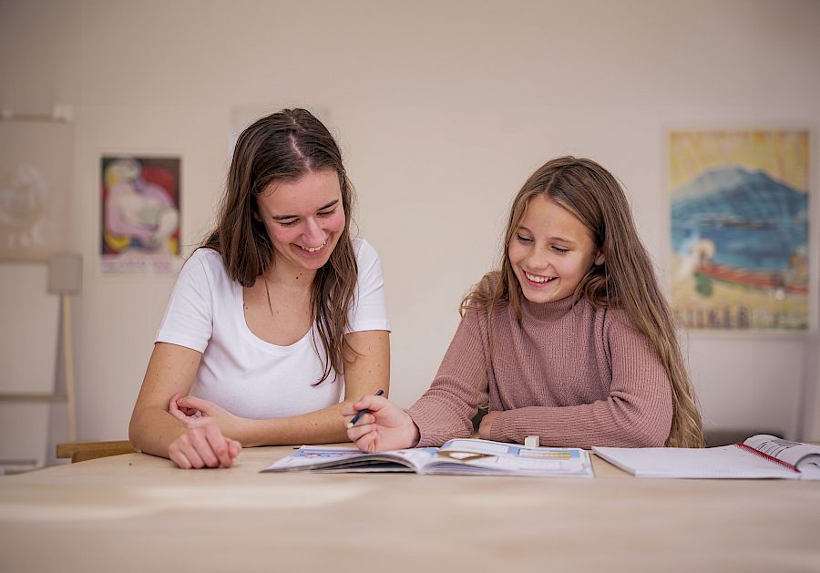 Engelskundervisning hvor mentor og elever studerer engelske tekster.