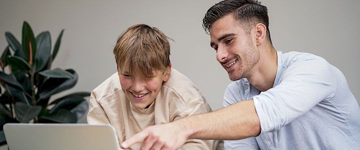 Mentor forklarer norsk til eleven sin på datamaskinen sin.