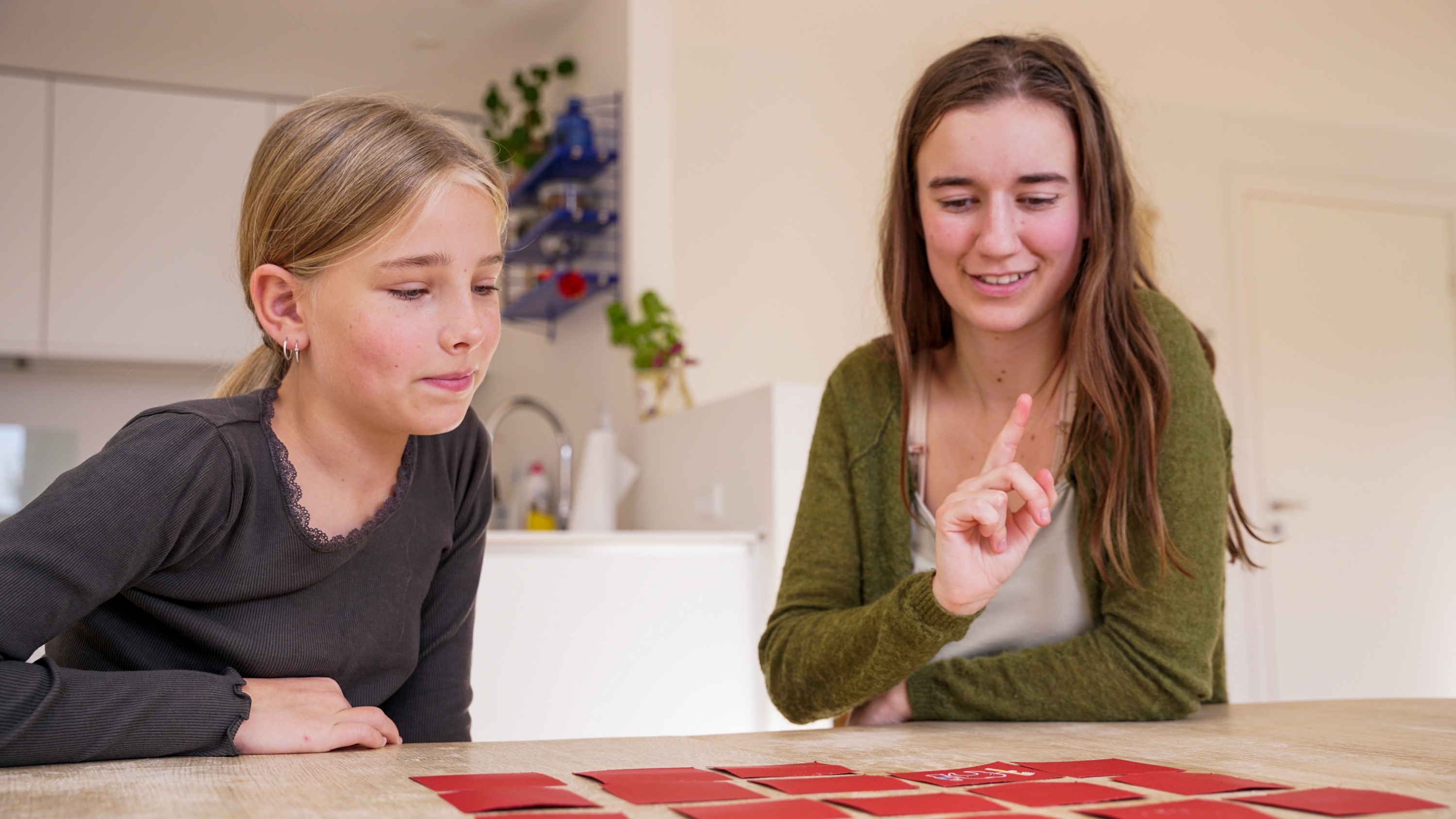 Elev og mentor spiller tysk memoryspill i undervisningen.