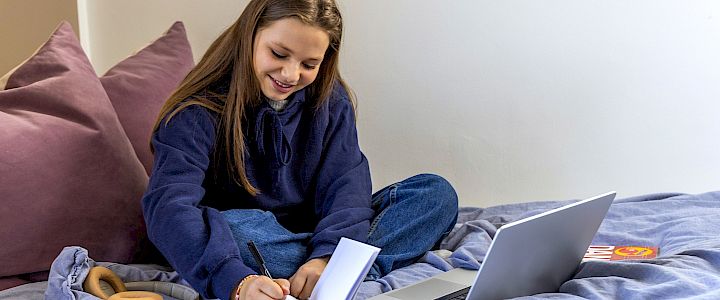 Mentor sitter og har nettundervisning i tysk.