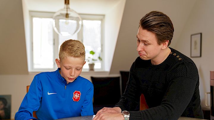 Elev gjør tyske grammatikkøvelser sammen med mentoren sin.