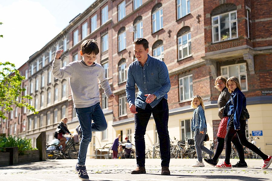 Elev leker hoppelek i tyskundervisningen.