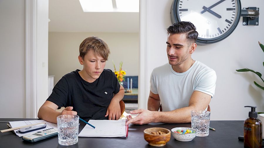 Mentor forklarer fransk bøying til eleven sin.