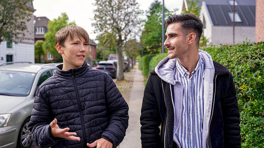 Mentor og elev er ute på tur til naturfagundervisningen sin.