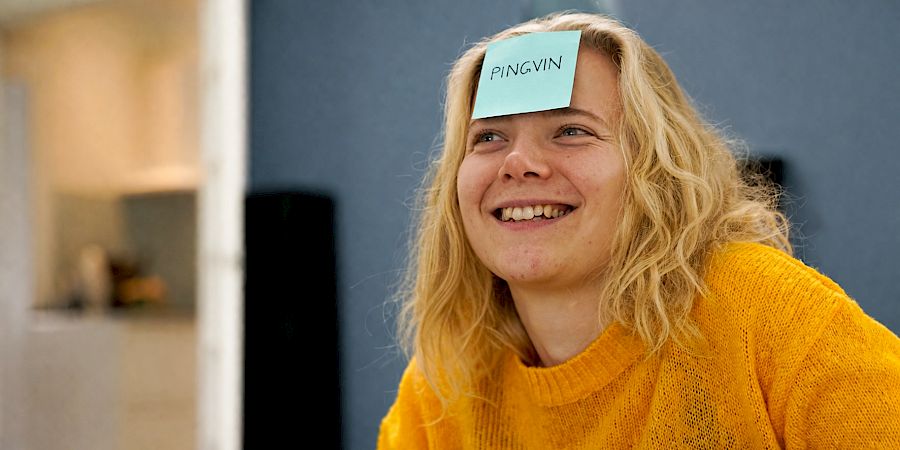 Elev sitter med post-it-lapper for å undervise eleven sin i naturfag.