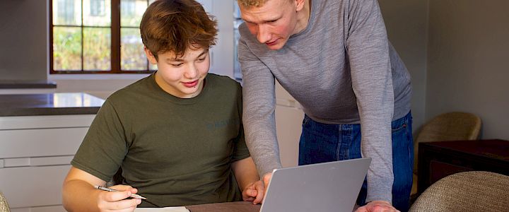 Mentor peker på et vedlegg i samfunnsfagundervisningen med eleven sin.