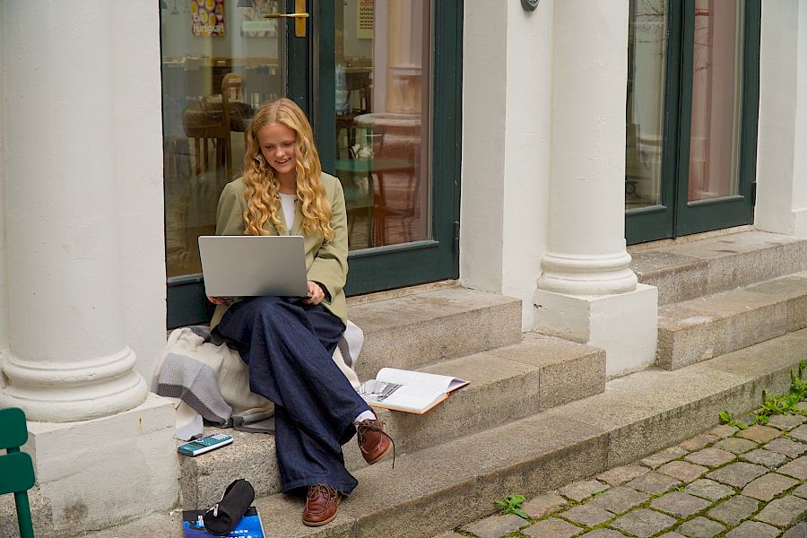 Elev har nettundervisning i historie.