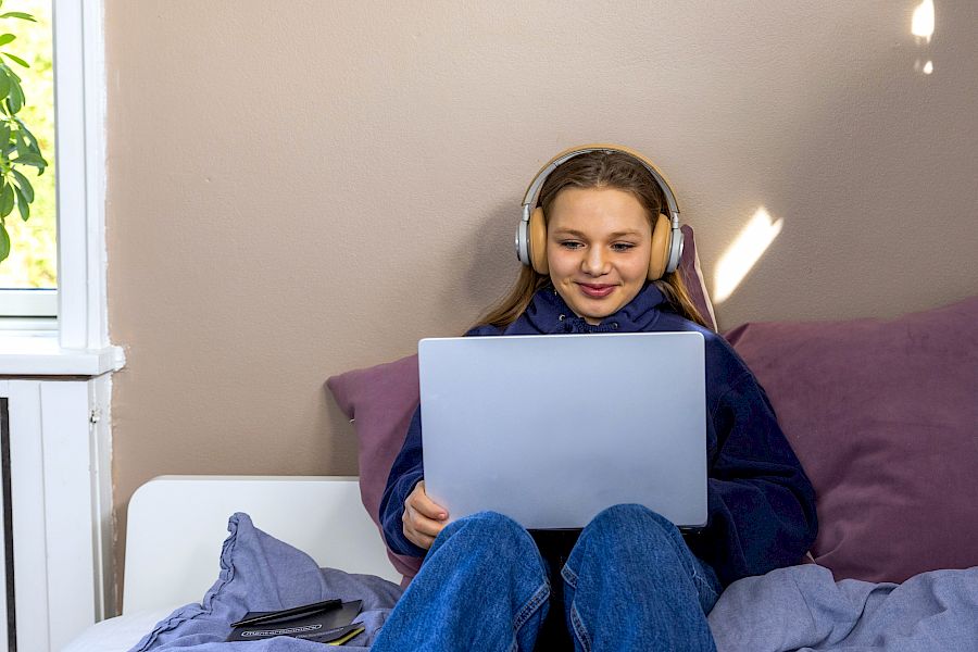 Elev sitter klar til nettbasert privatundervisning i programmering.