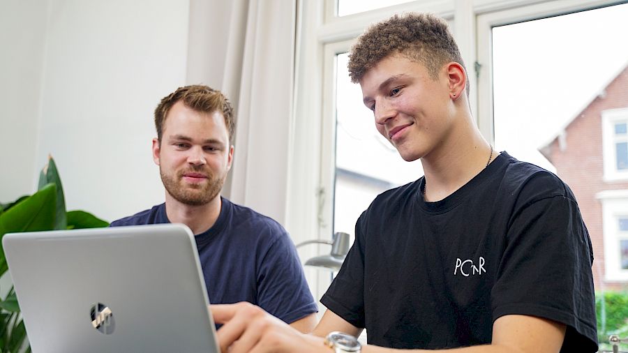 Mentor gir forklaringer til eleven sin om hvordan man programmerer.
