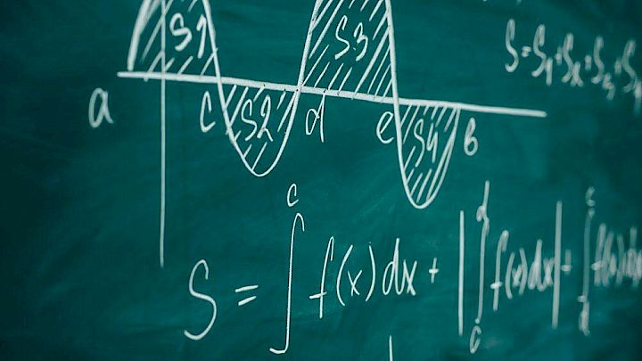 Billede af tavle med matematiske formler