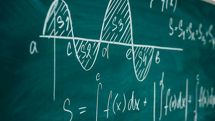Billede af tavle med matematiske formler