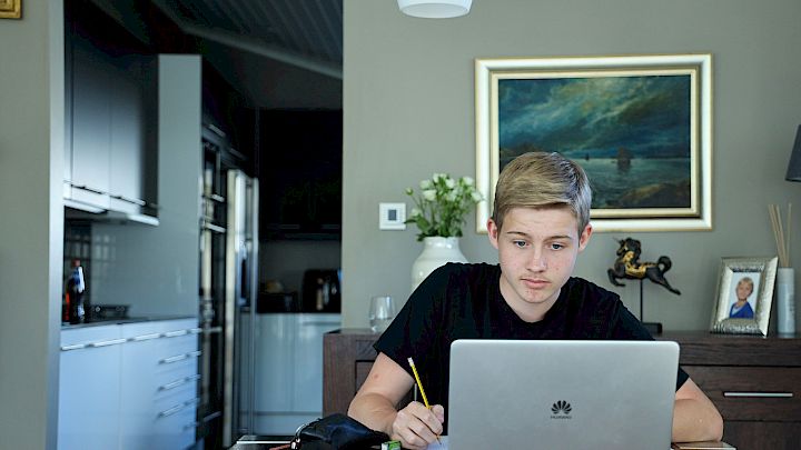 Elev sidder koncentreret og har onlineundervisning