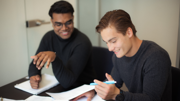 Mentor og elev er glade til deres undervisning