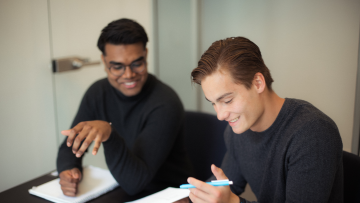 Mentor og elev er glade til deres undervisning