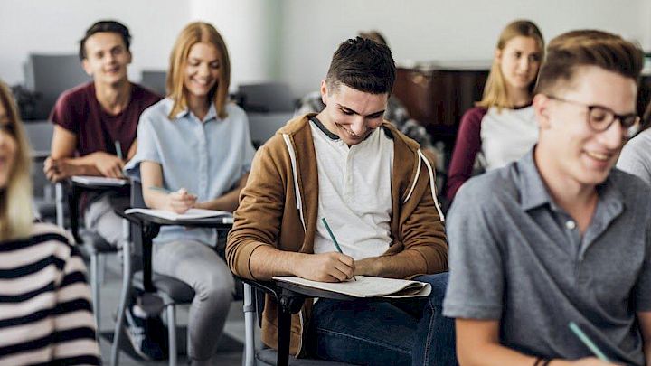 Klasse der sidder til en prøve