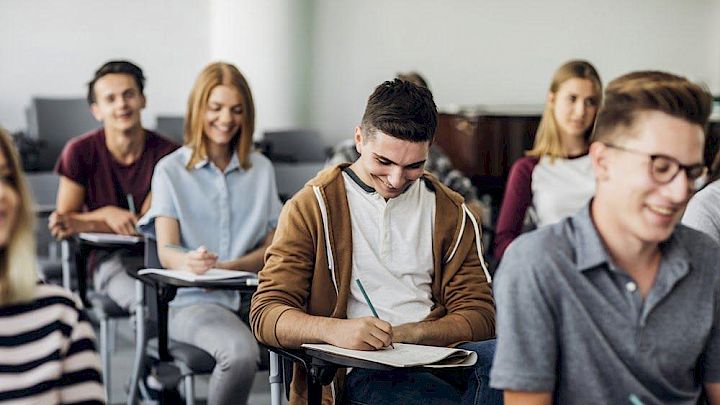 Klasse der sidder til en prøve