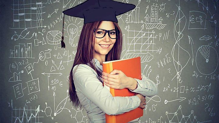 Student foran tavle med beregninger