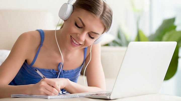 Glad elev nyder at få onlineundervisning