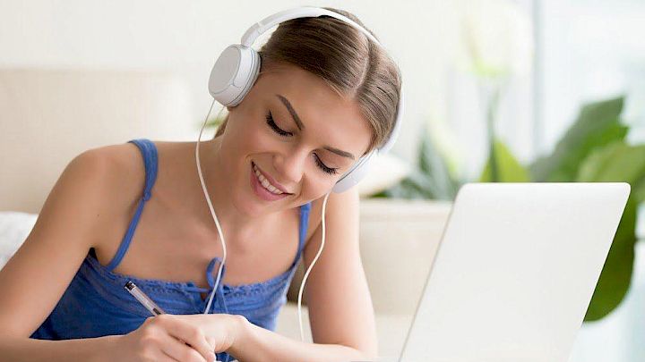 Glad elev nyder at få onlineundervisning
