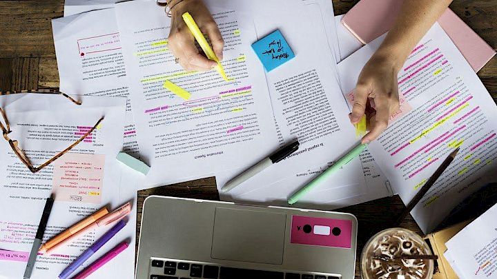 Billede oppefra af overstregede tekster