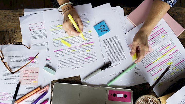 Billede oppefra af overstregede tekster