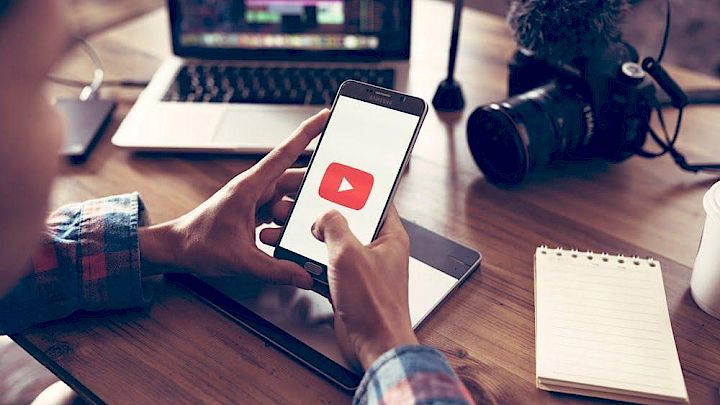 Billede af elev der ser youtube
