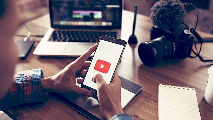 Billede af elev der ser youtube