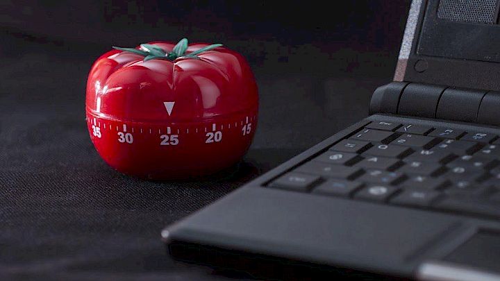 Vækkeur ved siden af computer