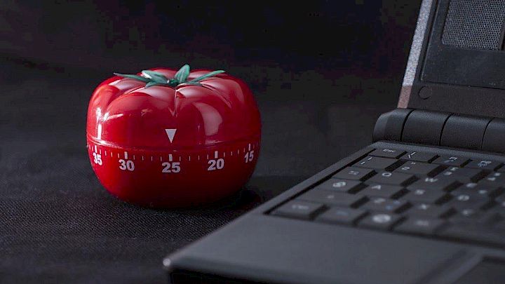Vækkeur ved siden af computer