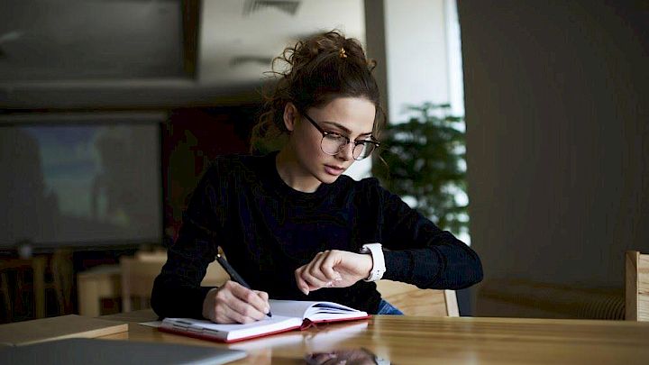Elev kigger på ur for at bruge tiden fornuftigt