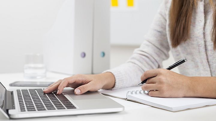 Elev sidder og arbejder på sin computer