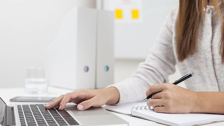 Elev sidder og arbejder på sin computer