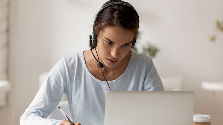 Elev lytter meget koncentreret på sin onlinementor