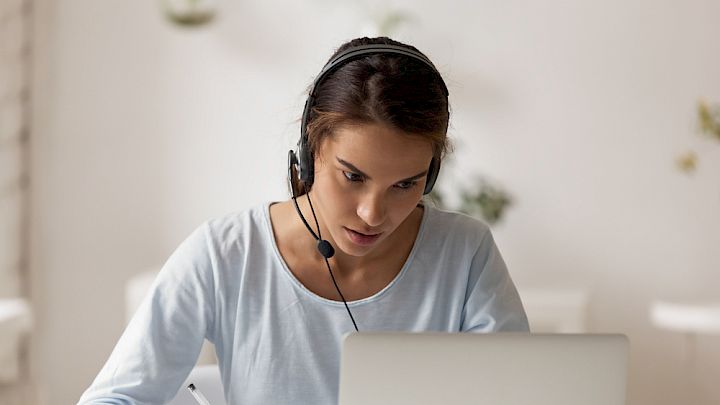 Elev lytter meget koncentreret på sin onlinementor