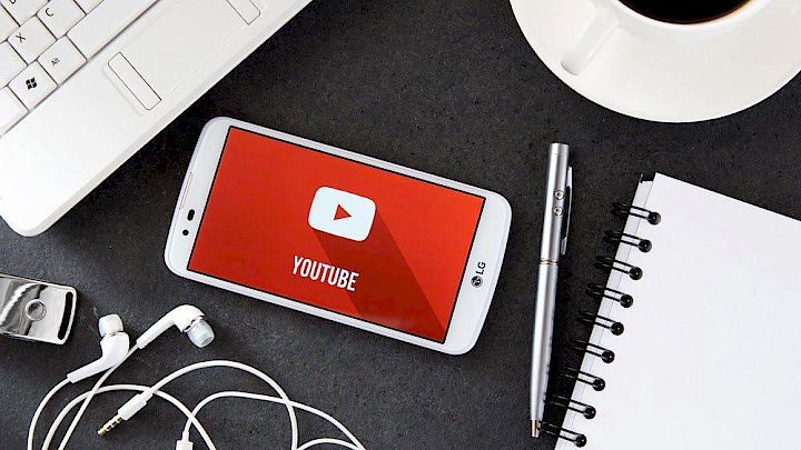 Illustration af youtube der afspilles på mobil