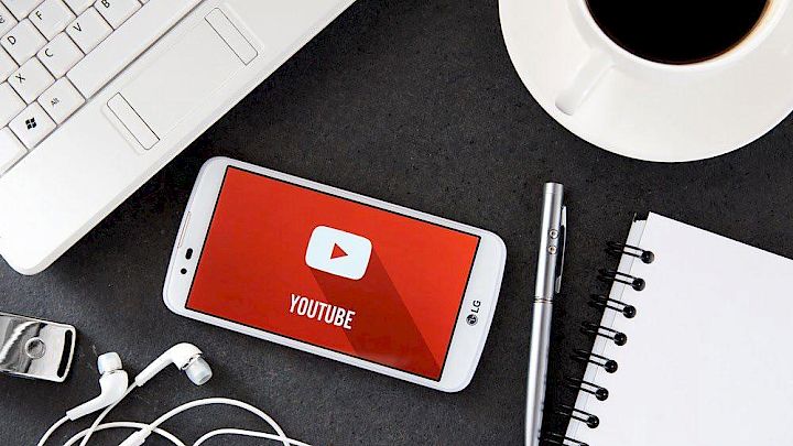 Illustration af youtube der afspilles på mobil