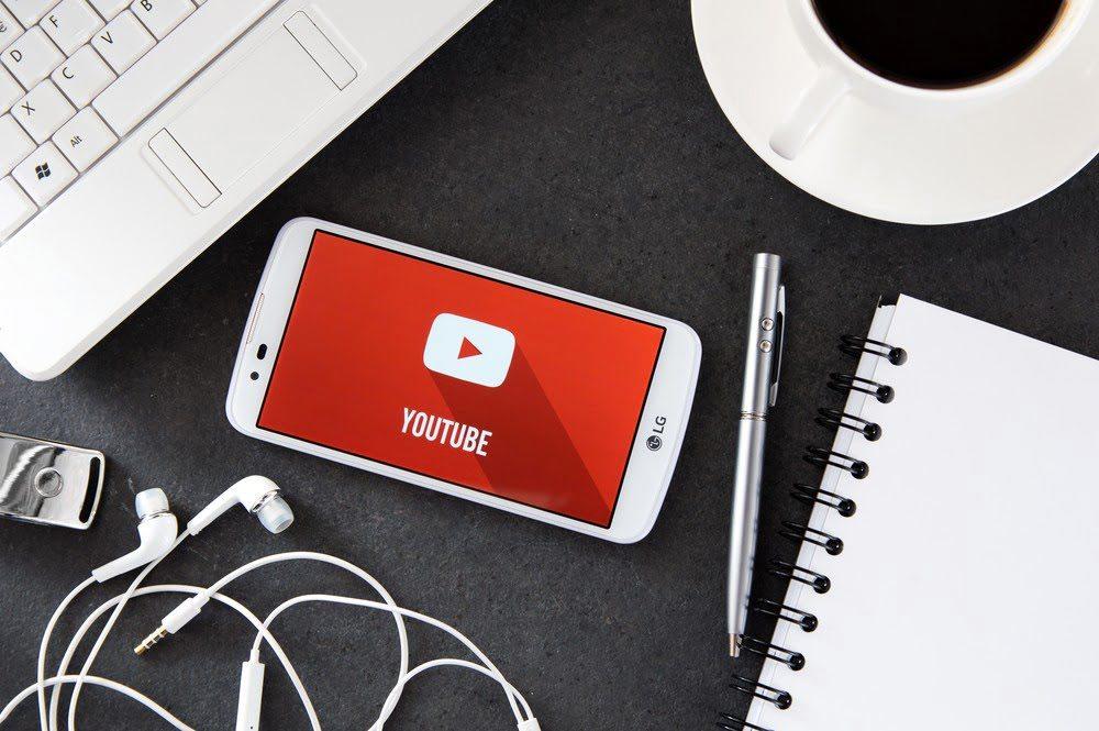 Illustration af youtube der afspilles p&aring; mobil