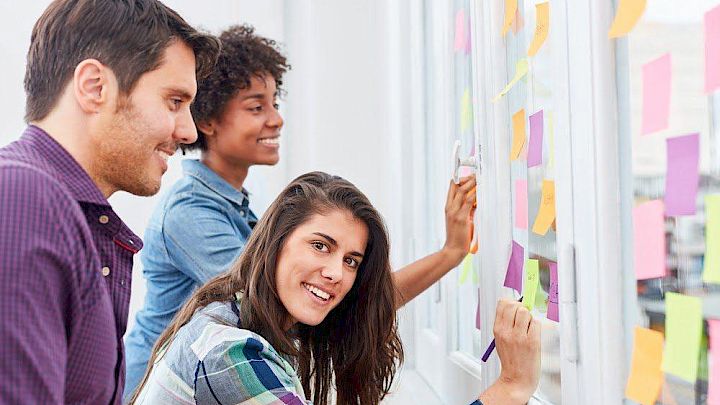 Elever laver brainstorm på tavle med post-its