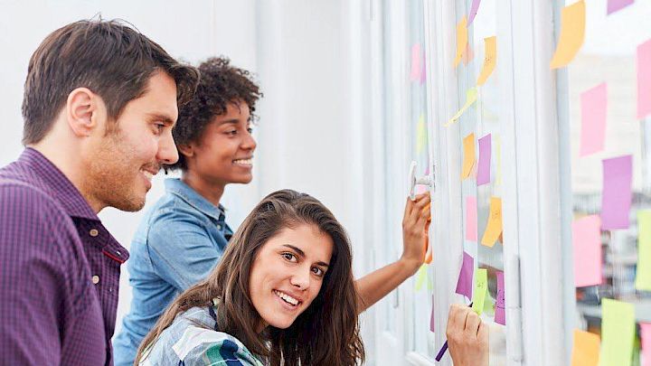 Elever laver brainstorm på tavle med post-its