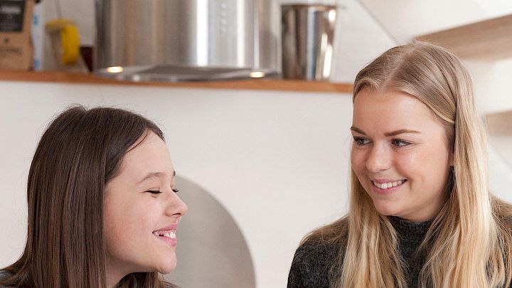 Mentor hjælper elev med lektier