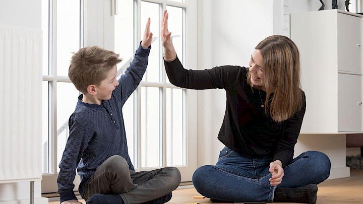 Mentor og elev giver high-five